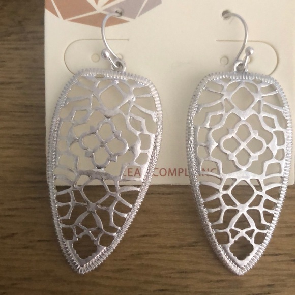 Delicate lace earrings - Picture 2 of 3